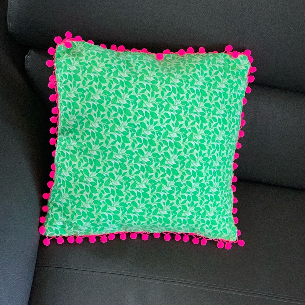 1 pillow - Picture 2 of 2